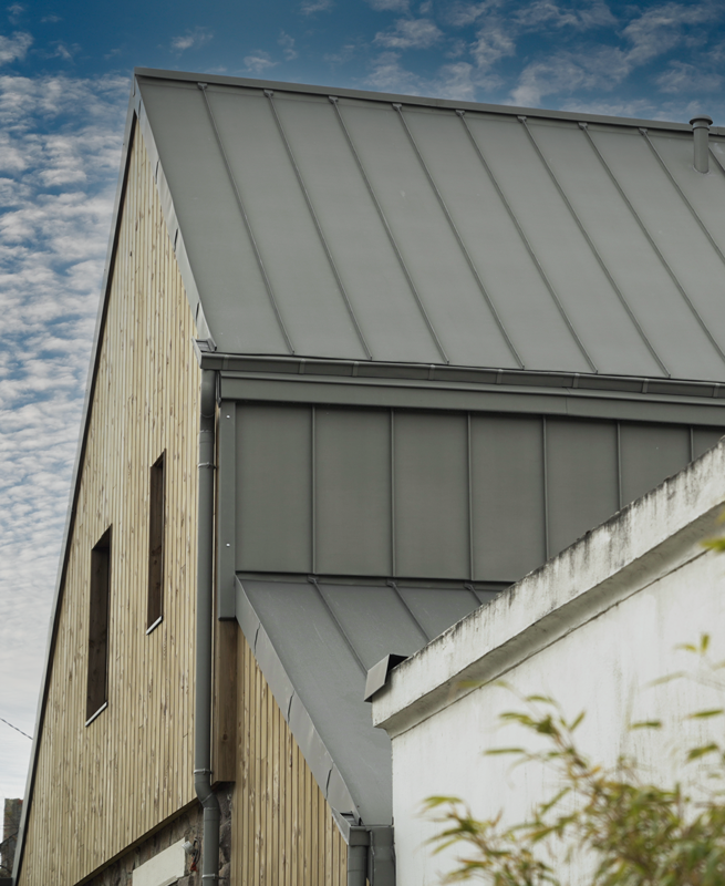 Bardage bois et zinc pour cette maison à Kérity - Paimpol