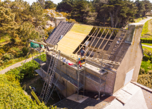 Rénovation de toiture en ardoise par des couvreurs à Plougrescant 22