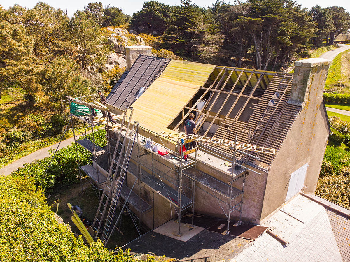 Rénovation de toiture en ardoise par des couvreurs à Plougrescant 22