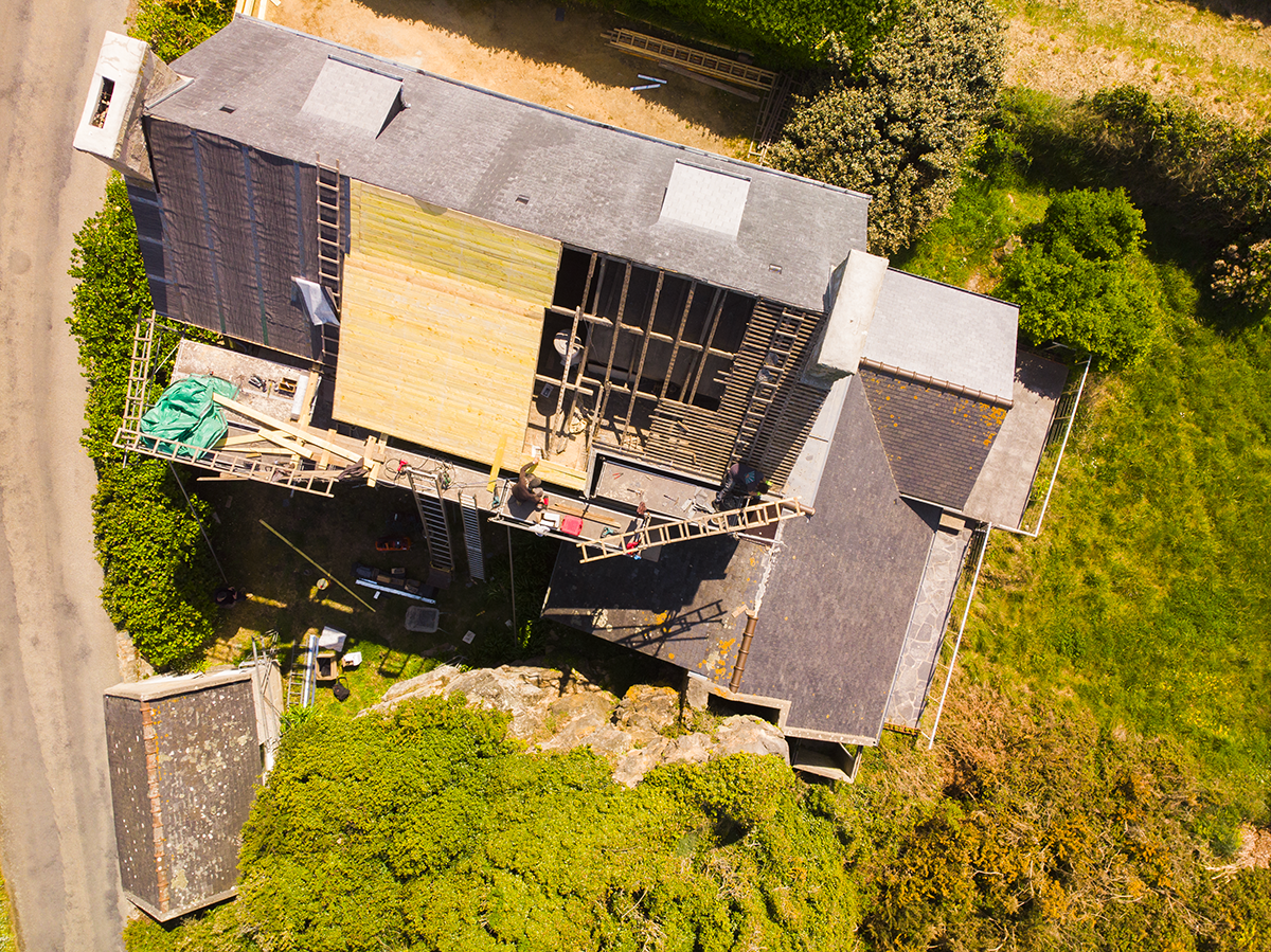 Couvreur rénovation d'une toiture en ardoise traditionnelle à Plougrescant