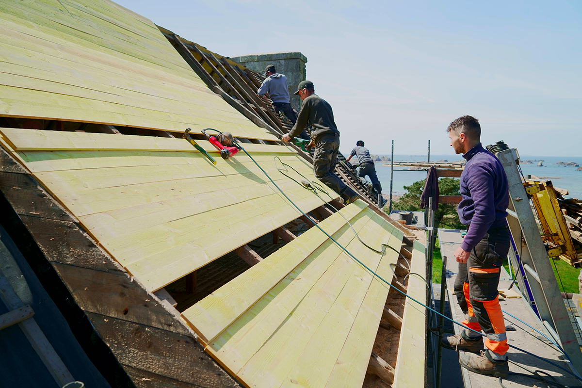 Couvreur rénovation d'une toiture en ardoise traditionnelle à Plougrescant